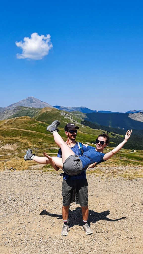 Bel e Fol al passo della croce arcana mentre fanno un semplice trekking in appennino modenese