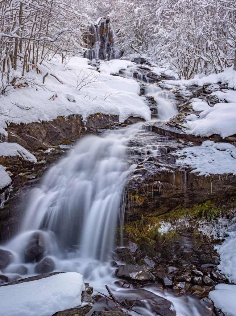 cascate doccione inverno con neve