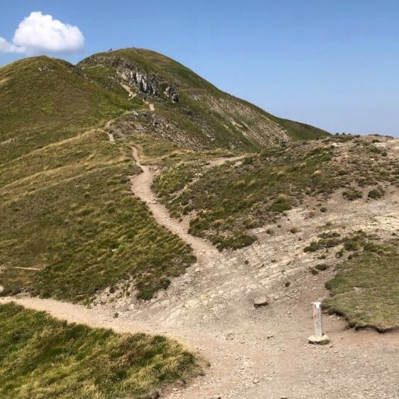 passo della calanca e monte spigolino lungo il semplice trekking in appennino modenese