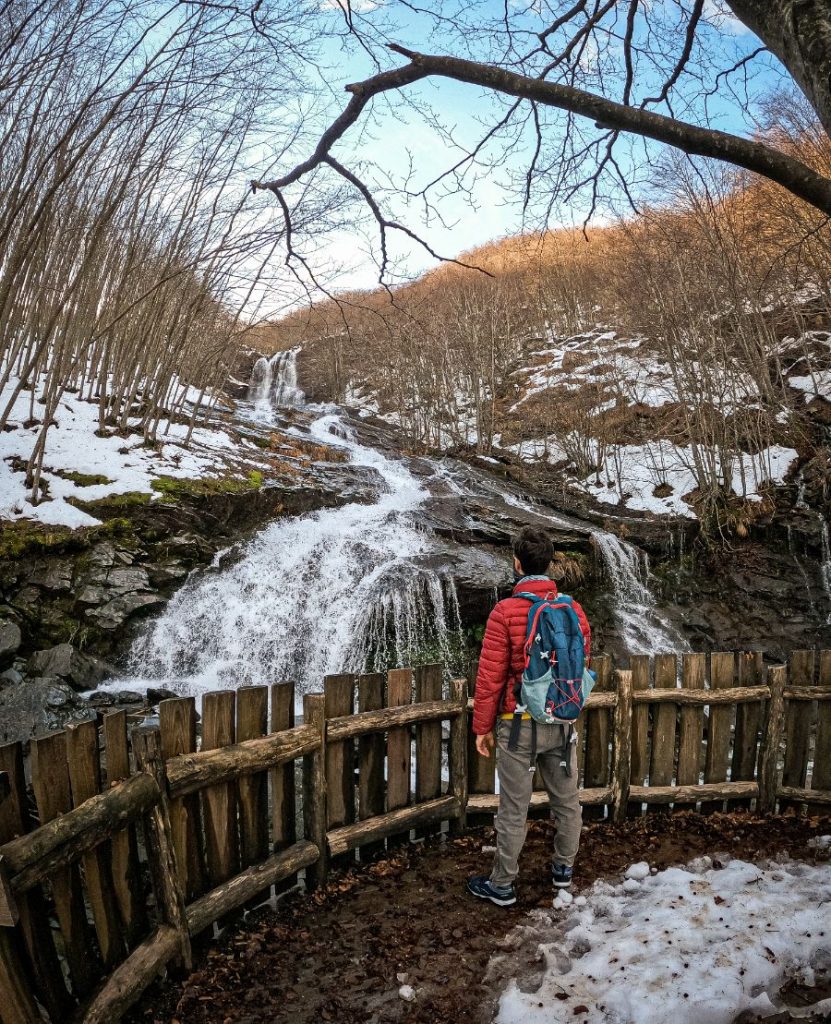 fol difronte alle cascate del doccione