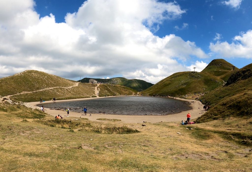 lago scaffaiolo lungo il semplice trekking in appennino modenese