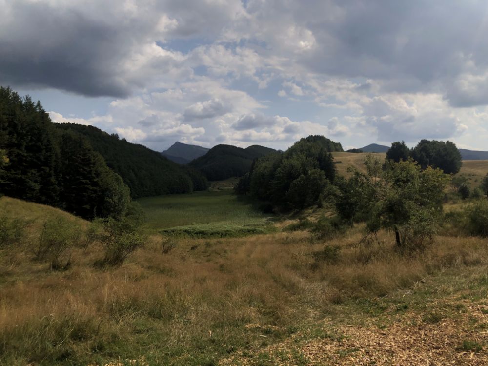 vista del Lago di Pratignano alla fine della strada sterrata