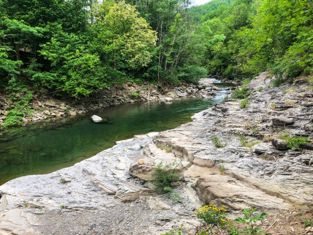 sentiero dei due ponti trekking pievepelago ponte della fola