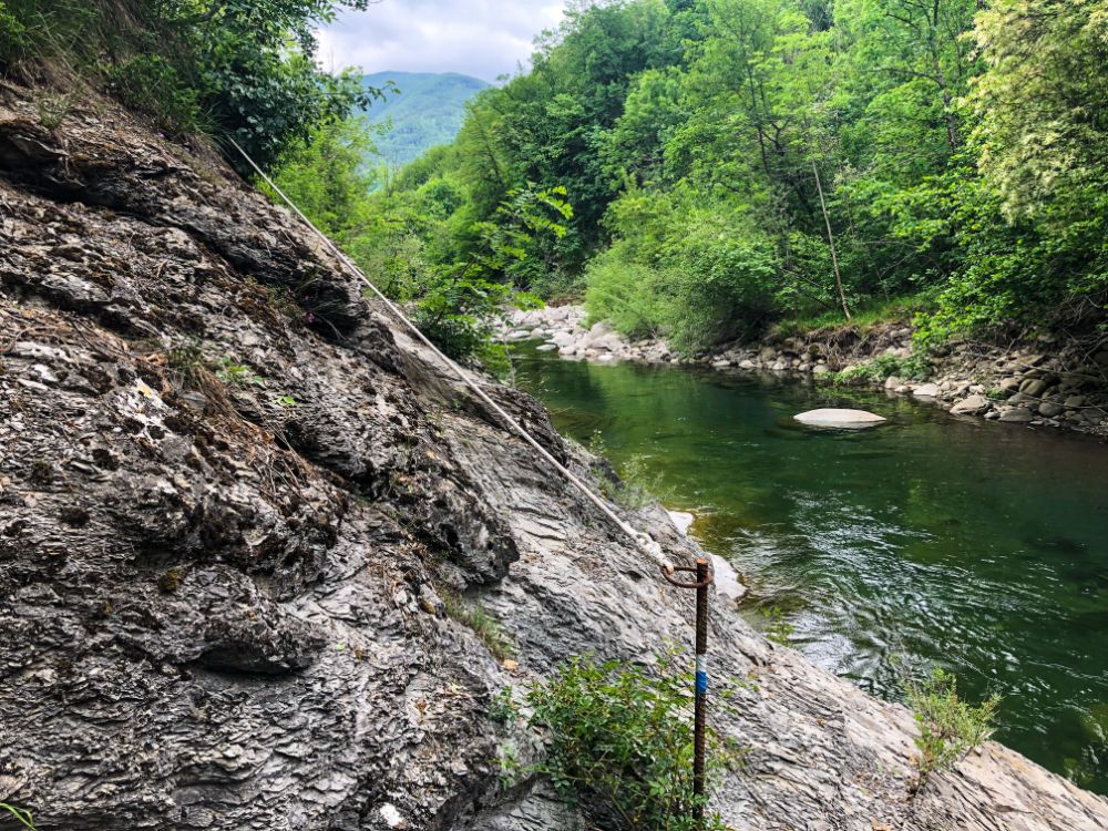 sentiero dei due ponti trekking pievepelago ponte della fola