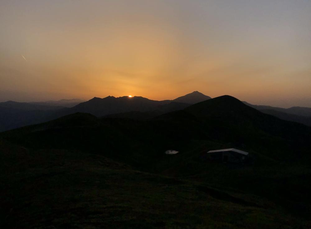 tramonto al lago scaffaiolo in appennino modenese