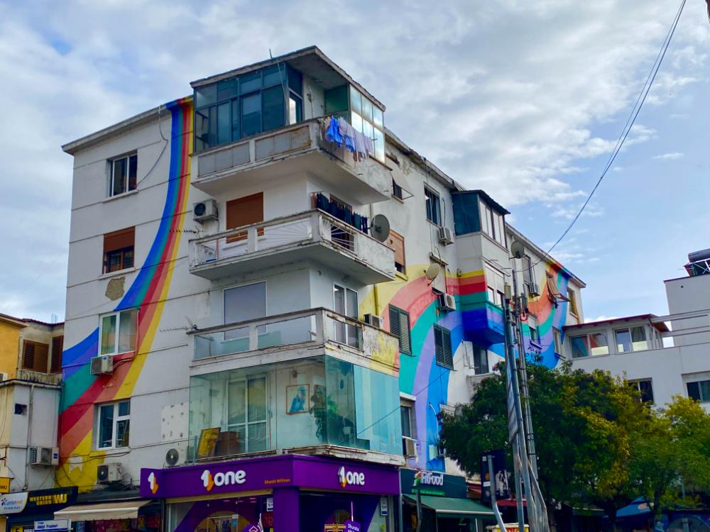 palazzi colorati a tirana