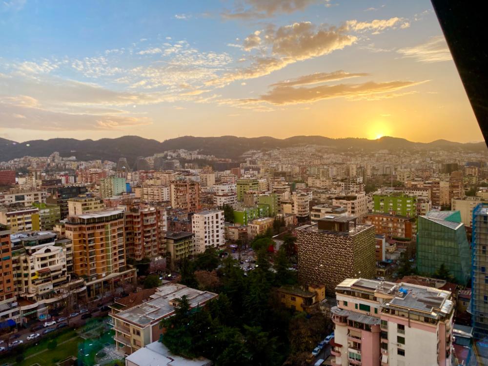 tramonto dal bar della sky tower tirana