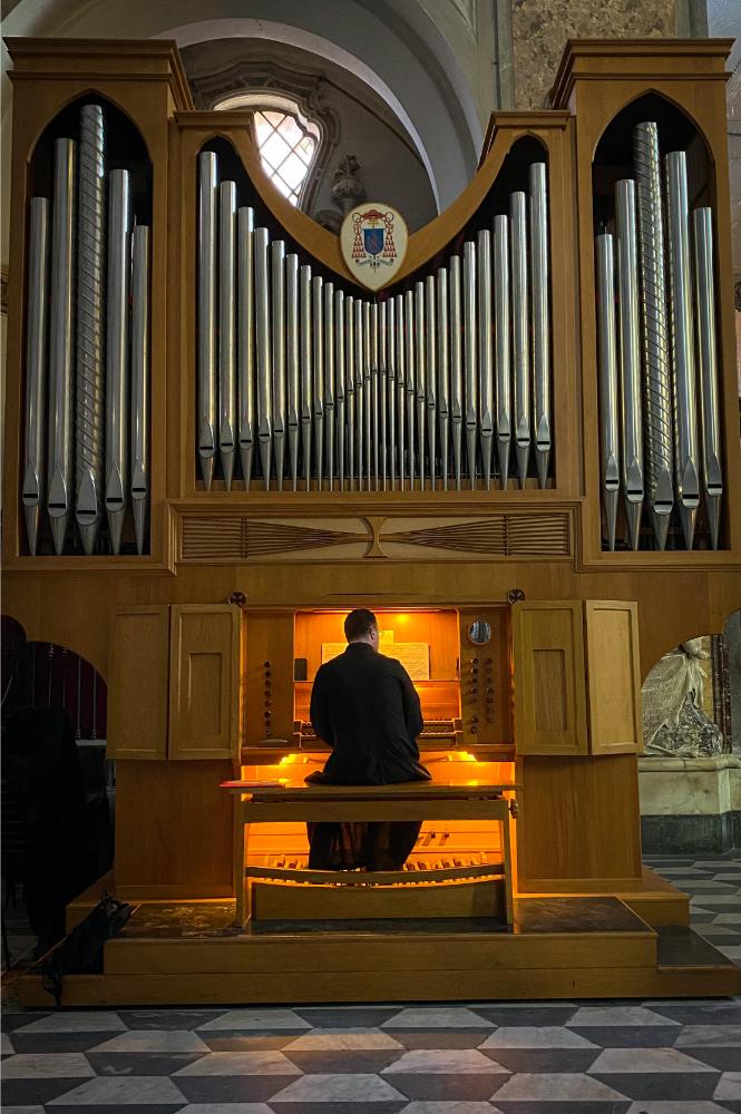 prete che suona l'organo