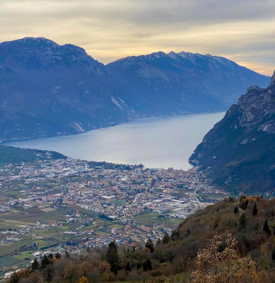 vista dal rifugio san pietro, vicino al borgo di canale di tenno