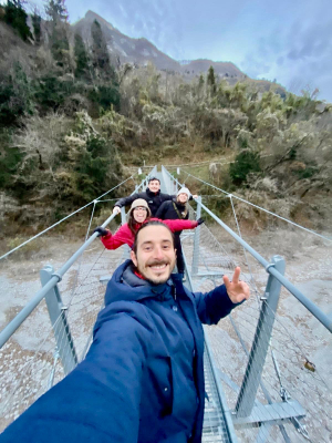 ponte tibetano al lago di tenno, vicino al borgo di canale di tenno